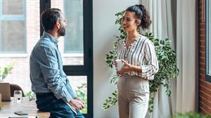 2 colleagues chatting