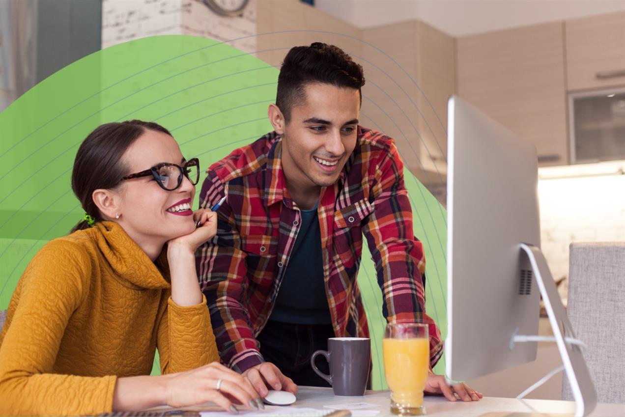 2 colleagues working together happily